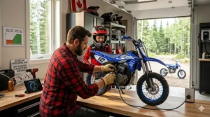 Parent adjusting speed settings on an electric youth dirt bike / Parent ajustant la vitesse d'une moto électrique pour enfant