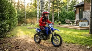Child riding a quiet electric dirt bike in a Canadian backyard / Enfant sur une moto électrique silencieuse dans une cour canadienne