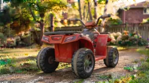 Focus on the durable safety build of the 6v ride on atv for kids. / Mise en avant de la construction sécuritaire et robuste du VTT électrique 6v pour enfants.