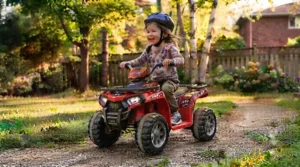Side profile view of the 6v ride on atv for kids design. / Profil latéral du design du VTT électrique 6v pour enfants.