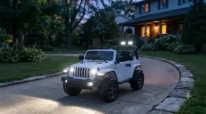 Jeep électrique pour enfants avec télécommande parentale jouant dans une cour au Québec.